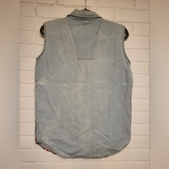 Sleeveless Denim and Floral print Button-down Top - Picture 8 of 9